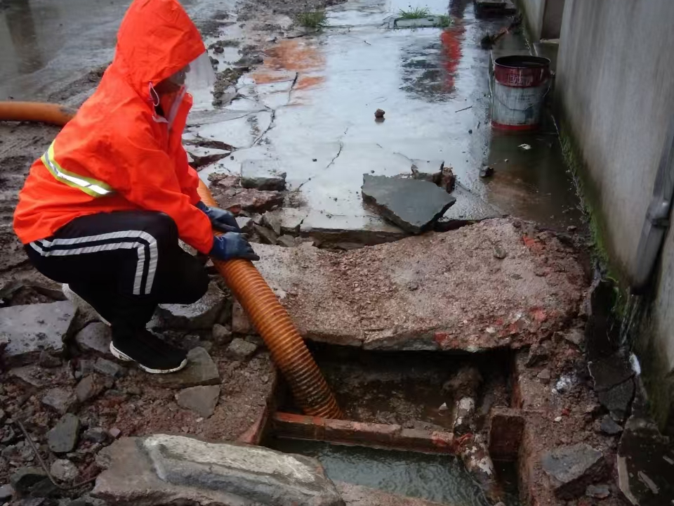 东兴专业清理污水池 炜誉市政以规范流程守护城市 “肠道”