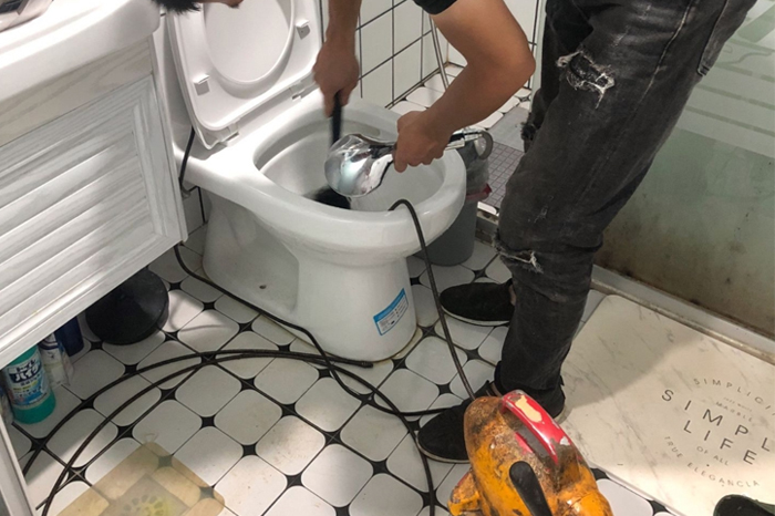 东兴马桶堵塞自己疏通还是找师傅?专业上门服务让你省时更省心
