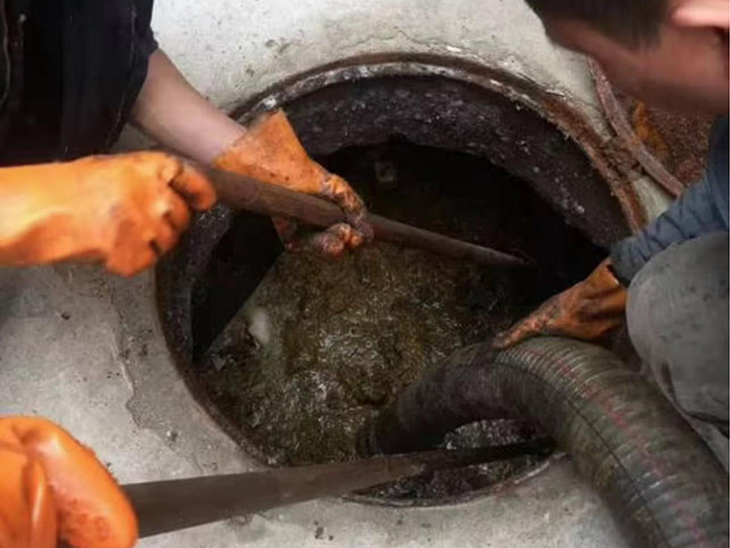 东兴清理化粪池时如何避免沼气的危害?